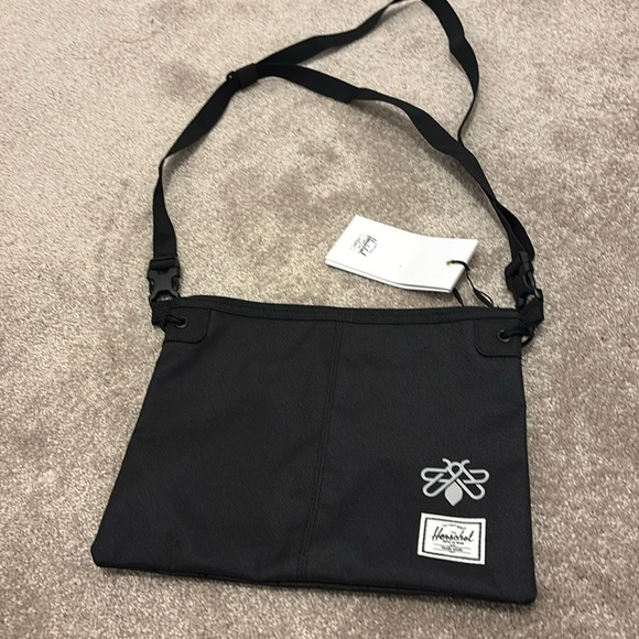 Hershel Nylon envelope style adjustable unisex shoulder crossbody bag new - Picture 3 of 17